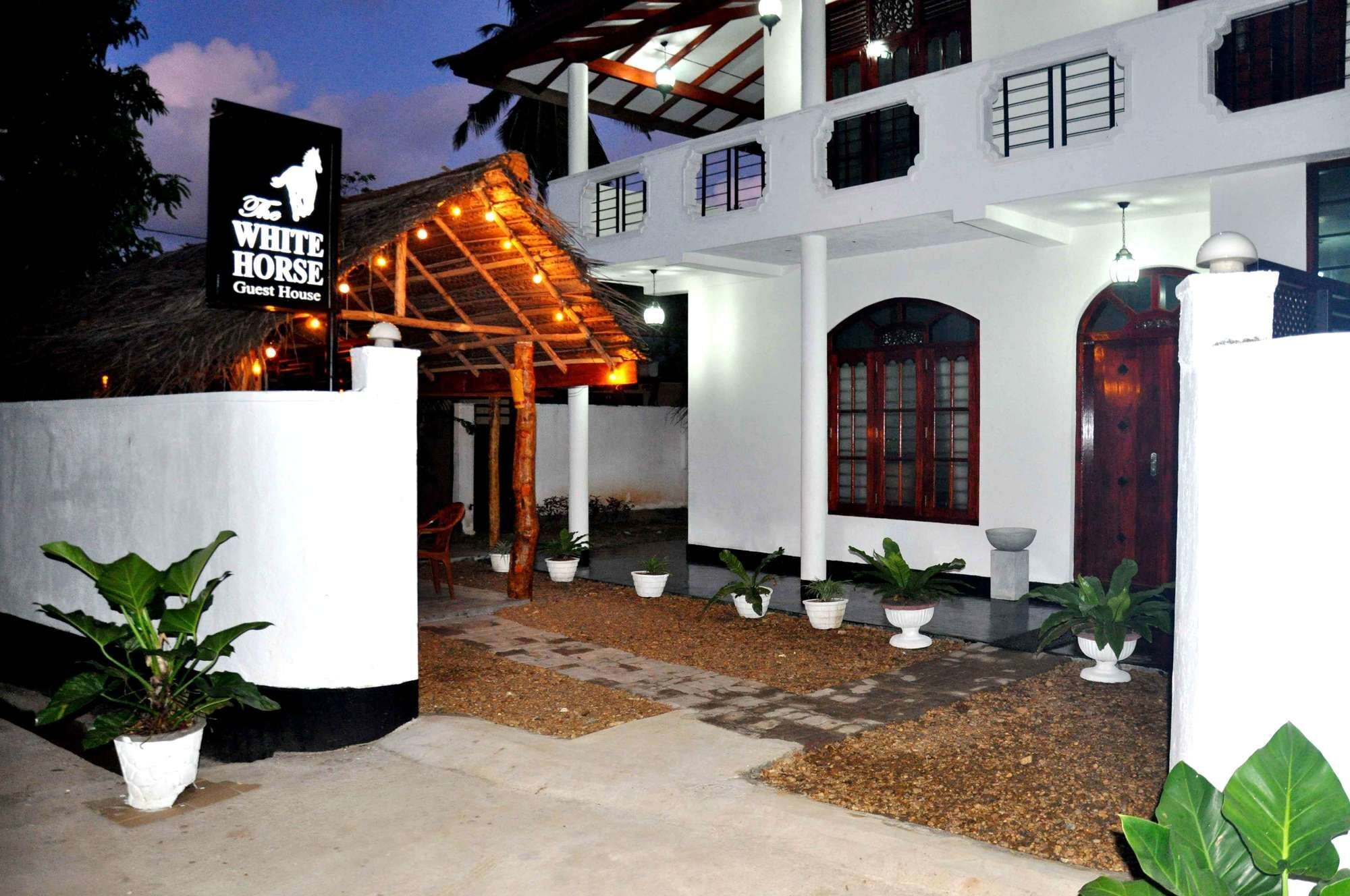 White Horse Hotel ฮิกคาดูวา ภายนอก รูปภาพ